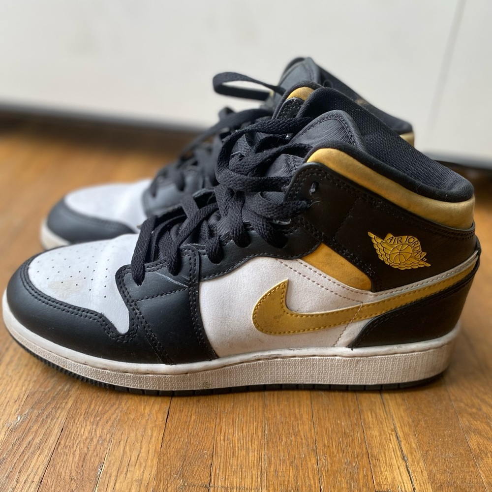AIR JORDAN 1 MID GS
"Pollen / Black / White"